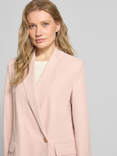 Frauenmodel trägt Relaxed Fit Blazer aus Viskose-Mix mit Pattentaschen von Jake*s Collection in zartem Rosa, Reverskragen, Nahaufnahme Oberkörper.