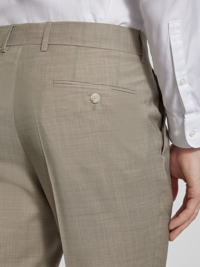 Männermodel trägt Slim Fit Anzug aus reiner Schurwolle Modell 'H-HUGE-2PCS-253' von BOSS, feines Allover-Muster, Detailaufnahme Rückansicht