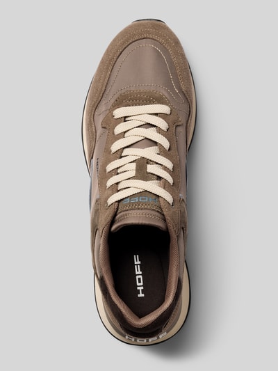 Produktfoto, Sneaker aus Leder-Mix Modell 'City' von HOFF in Braun mit Kontrastbesatz, Label-Print und strukturierter Sohle auf grauem Hintergrund. Kontext: Herren Sneaker von HOFF, Leder-Mix, abgerundete Form, Modell 'City', Schnürverschluss, Kontrastbesatz, Label-Print, strukturierte Sohle, Absatzhöhe bei Größe 45: 2 cm, Schafthöhe bei Größe 45: 9 cm, Schaftweite bei Größe 45: 10 cm.
