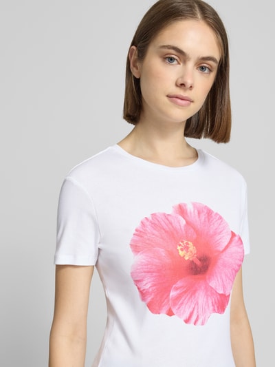 Frauenmodel trägt Regular Fit T-Shirt aus reiner Bio-Baumwolle Modell 'PRINCESS' von Only, unifarben, Foto-Print, Nahaufnahme Oberkörper.