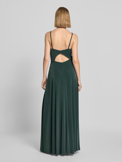 Frauenmodel trägt schimmerndes Abendkleid mit Drapierungen und rückseitigem Cut Out von Vera Mont in Dunkelgrün, Ganzkörperansicht Rückansicht, Material-Mix mit Stretch-Anteil, A-Linie, Maxikleid, V-Ausschnitt, Spaghettiträger