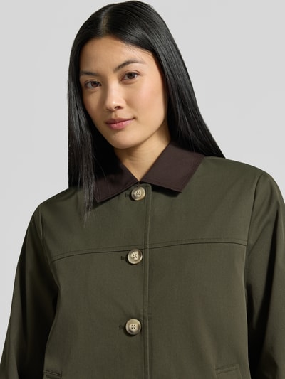 Kobieta nosi Regular Fit Blouson mit Umlegekragen Modell 'CHELSEAPOPPY' od VERO MODA w odcieniach oliwkowego i brązowego, damska bomberka/bluzon, zbliżenie na górną część ciała