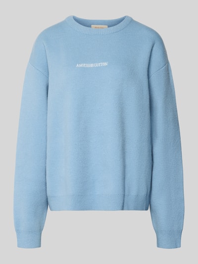 Produktfoto, Oversized Strickpullover mit Rückenmotiv von ANOTHER COTTON LAB in Hellblau, Label-Stitching, Rundhalsausschnitt, Damen, weiche Struktur. Rückenlänge Größe S: 62 cm, Ärmellänge: 57 cm.