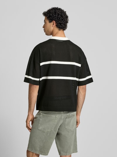 Männermodel trägt Regular Fit Poloshirt aus Baumwoll-Mix Modell 'ACE LIFE' von Only & Sons, Two Tone, gestreift, Strickstruktur, Ganzkörperansicht Rückansicht.