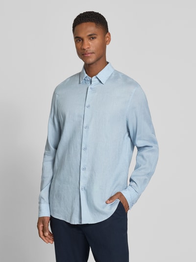 Männermodel trägt Slim Fit Freizeithemd aus Leinen-Baumwoll-Mix Modell 'RAMIS' von Drykorn, Two-Tone, hellblau, Ganzkörperansicht von vorne.