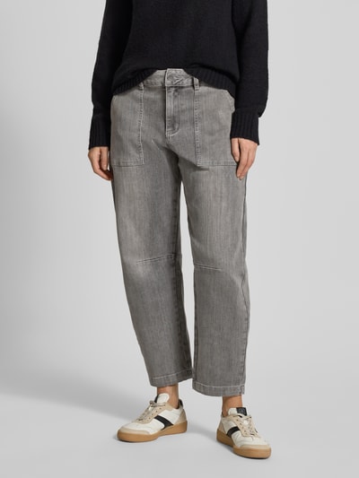 Frauenmodel trägt Barrel Jeans mit Eingrifftaschen von Buena Vista in Grau, Used-Look, Baumwoll-Viskose-Mix, Ganzkörperansicht von vorne.