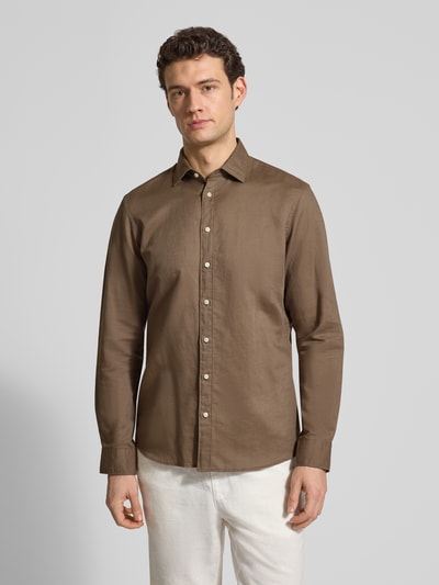 Männermodel trägt Regular Fit Freizeithemd aus Leinen-Mix von Jake*s in Braun, Kentkraag, katoenmengsel, knopenlijst, Ganzkörperansicht von vorne.