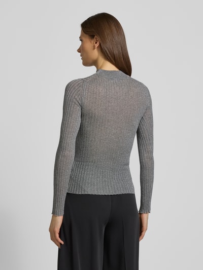 Frauenmodel trägt Strickpullover mit geripptem Stehkragen von Marella, Grau, Slim Fit, Viskose-Mix, Rückenansicht, Ganzkörperansicht Rückansicht.
