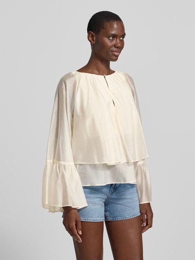 Frauenmodel trägt Relaxed Fit Bluse aus Lyocell-Mix mit Rüschenbesatz von Liu Jo White in creme mit Rundhalsausschnitt, langärmelig, Schlüssellochausschnitt, Rüschenbesatz und Raffungen, Rückenlänge bei Größe 36: 51 cm, Ärmellänge: 53 cm, Ganzkörperansicht von vorne.