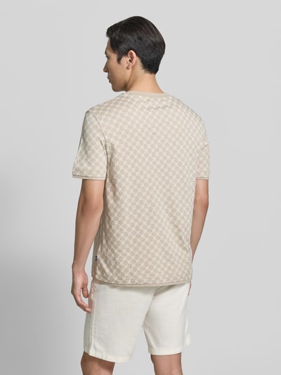 Männermodel trägt T-Shirt mit Logo-Muster und Rundhalsausschnitt von JOOP! Collection aus Baumwoll-Lyocell-Mix, Regular-Fit, Rückenlänge 69 cm, beige, Ganzkörperansicht Rückansicht.