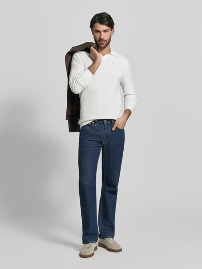 Männermodel trägt Regular Fit Poloshirt in Strick-Optik Modell 'Riley' von Jack & Jones Premium aus reiner Baumwolle, Ganzkörperansicht von vorne.