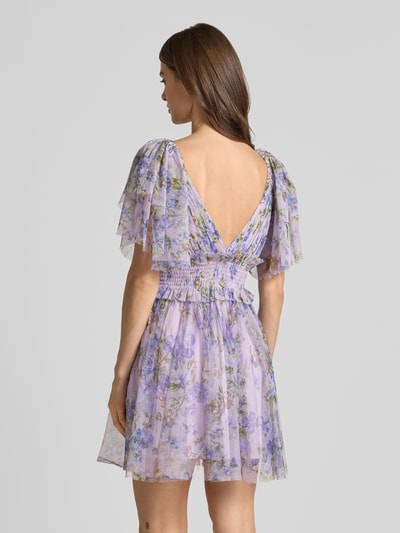 Frauenmodel trägt Cocktailkleid aus Mesh mit V-Ausschnitt von LACE & BEADS, taillierter Schnitt, Minikleid, Allover-Look, Rückansicht.