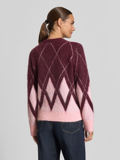 Männermodel trägt Regular Fit Pullover aus Woll-Mix von Jake*s Casual in Dunkelrot und Rosa mit Rautenmuster, Struktur sichtbar, Ganzkörperansicht Rückansicht