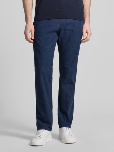Männermodel trägt Regular Fit Hose aus Baumwoll-Leinen-Mix mit Glencheck-Muster von Christian Berg Men in Dunkelblau, Nahaufnahme Oberkörper. Herren Hose, Regular Fit, mit Gesäßtaschen, Bundweite 45 cm, Innenbeinlänge 78 cm.