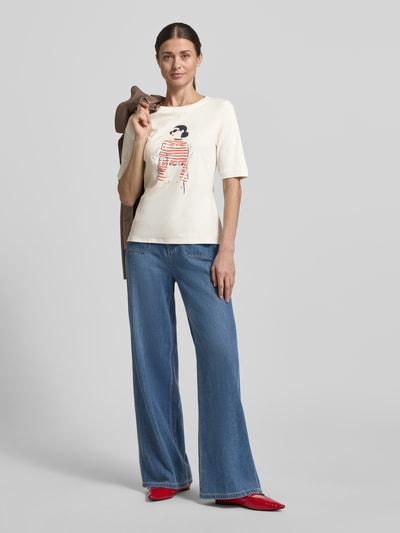 Vrouwenmodel draagt Regular Fit T-shirt uit puur katoen van s.Oliver BLACK LABEL, look: effen, motiefprint, ronde hals, korte mouw, jersey, hele lichaamsaanzicht van voren.