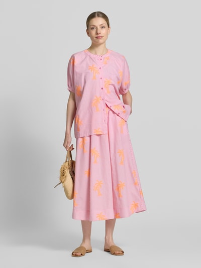Frauenmodel trägt Bluse mit Rundhalsausschnitt und Knopfleiste von Milano Italy, rosa mit orangem Print, Baumwoll-Mix mit Stretch-Anteil, Straight Fit, elastische Ärmelabschlüsse, Rückenlänge bei Größe 36: 63 cm, Ganzkörperansicht von vorne.