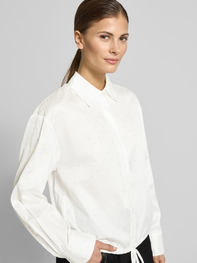 Frauenmodel trägt Relaxed Fit Hemdbluse aus reiner Baumwolle von s.Oliver RED LABEL, Optik: Unifarben, mit Strassteine, Ganzkörperansicht von vorne.