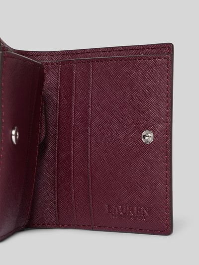 Produktfoto, Portemonnaie aus echtem Rindsleder Modell 'CMPCT WALLET' von Lauren Ralph Lauren im Damen Portemonnaie Kontext, weinrote Farbe, strukturierte Oberfläche, mehrere Kartenfächer, silberner Druckknopf