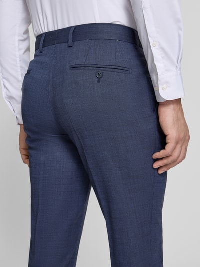 Männermodel trägt Anzughose mit Bügelfalten Modell 'Ryan' von Pierre Cardin in Blau mit Strukturmuster, Slim-Fit, Nahaufnahme Rückansicht. Bundweite 46 cm, Innenbeinlänge 81 cm, Herren Anzughose.