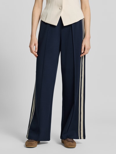 Vrouwenmodel draagt Jog Pants met Franse steekzakken van Jake*s Casual, donkerblauw met crèmekleurige strepen, materiaalmix met stretch, wide leg fit, elastische band, casual stijlen, bandwijdte maat 38: 39 cm, binnenbeenlengte maat 38: 81 cm, volledig lichaamsaanzicht voorkant.