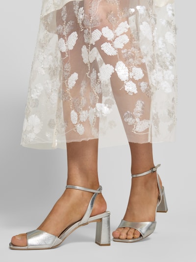 Frauenmodel trägt Midikleid mit Pailletten Modell 'ZIA' von Copenhagen Muse, florales Muster, Spaghettiträger, Gehschlitz, Detailaufnahme Beine. Rückenlänge bei Größe S 112 cm, Brustweite 46 cm.