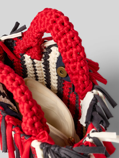 Produktfoto, Handtasche mit Tragehenkel Modell 'Soothe' von Barts aus Reine Baumwolle, Hauptfach mit Magnetverschluss, rote und schwarze Streifen, strukturierte Oberfläche, Breite 30 cm, Länge 27 cm, Tiefe 3 cm, Schulterriemen 26 cm
