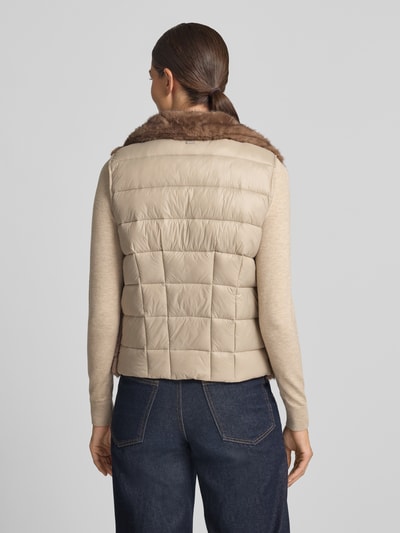 Modelka nosi Regular Fit Weste mit Kunstfellbesatz von White Label, beż, brąz, Z efektem pikowania, Stójka, zamek błyskawiczny dwustronny, Długość tyłu w rozmiarze 36: 56 cm, Szerokość ramion w rozmiarze 36: 38 cm, Szerokość klatki piersiowej w rozmiarze 36: 51 cm, widok całej sylwetki z tyłu.