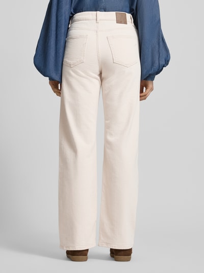 Vrouwenmodel draagt Wide Fit Jeans uit katoenmix model 'WIDE BEA-KORI' van Selected Femme, look: effen, high waist pasvorm, 5-pocketmodel, denim materiaalverwerking, labelpatch en studs, mix van katoen, geheel lichaamsaanzicht achteraan.