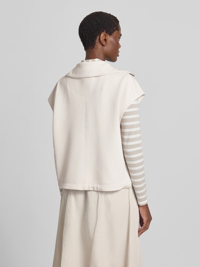 Frauenmodel trägt Weste mit Stehkragen und Pattentaschen von Marc Cain aus Baumwoll-Mix mit Stretch-Anteil, Relaxed Fit, Ganzkörperansicht Rückansicht.