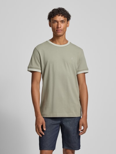 Männermodel trägt T-Shirt mit Kontraststreifen Modell 'Jose' von JOOP! Collection aus Baumwoll-Elasthan-Mix in Regular-Fit, Rundhalsausschnitt, dezente grüne Farbe, kurze Ärmel, Rückenlänge bei Größe M: 67 cm, Ganzkörperansicht von vorne.