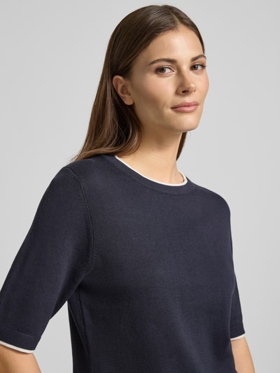 Vrouwenmodel draagt Regular Fit T-shirt uit mix van katoen en modal van s.Oliver BLACK LABEL, tricotlook, ronde hals, korte mouw, nahaufnahme bovenlichaam.