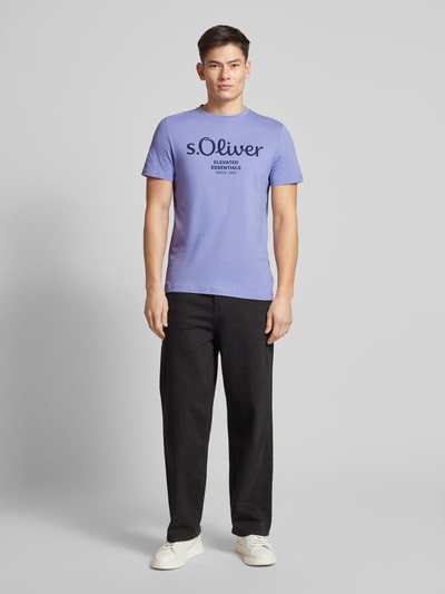 s.Oliver RED LABEL Regular Fit T-Shirt aus reiner Baumwolle mit Statement-Label-Print Lavender 1