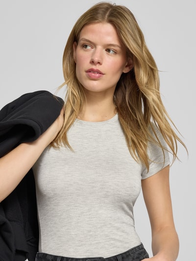 Gina Tricot T-Shirt aus Viskose-Elasthan-Mix mit Rundhalsausschnitt Mittelgrau Melange 3