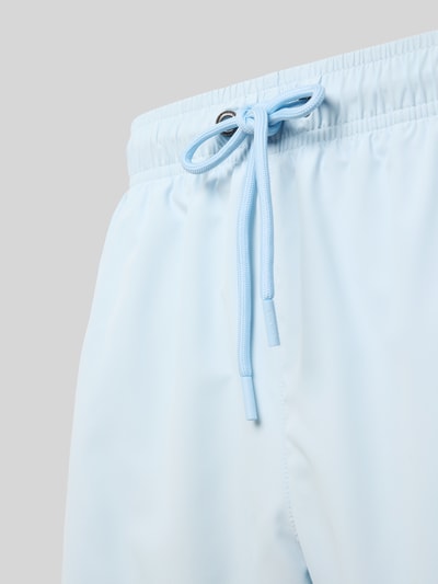 Produktfoto, jasnoniebieska tkanina, gładka tekstura, sznurek w pasie, detal z logo, Badehose mit elastischem Bund Modell 'Solid' od Colmar Originals