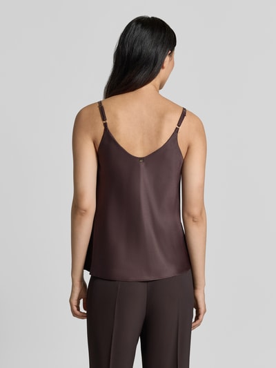 Vrouwenmodel draagt Blusentop aus Satin van Rinascimento in bruin, materiaalmix met stretch, getailleerde pasvorm, verstelbare spaghettibandjes, v-hals, ruglengte maat S 41 cm, volledige lichaamsopname achterkant.