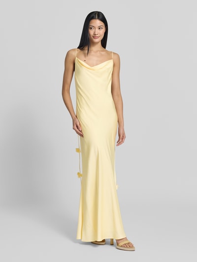 Vrouwenmodel draagt Slim Fit avondjurk met viscose, model 'Amery' van Forever New, satijn, mouwloos design, materiaalmix, voorkant volledig, ruglengte maat 36: 138 cm, borstwijdte maat 36: 37 cm.