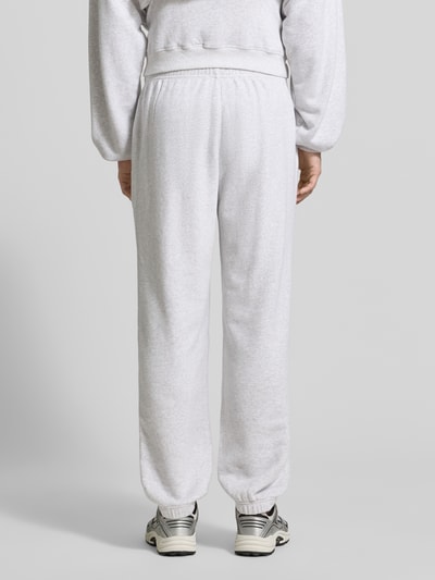 Männermodel trägt Sweatpants mit Eingrifftaschen Modell 'ATUBAY' von American Vintage, Baumwoll-Elasthan-Mix, Relaxed-Fit, Ganzkörperansicht Rückansicht.