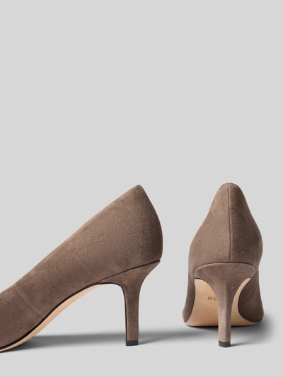 Productfoto, lichtbruine pumps van geitenleer met fijne suèdetextuur, model 'Miah_Pump70_SD' van BOSS, Dames pumps