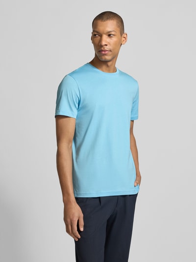 Mannenmodel draagt 'T-Shirt mit Rundhalsausschnitt' van Christian Berg Men in lichtblauw, regular fit, puur katoen, ruglengte 70 cm, Ganzkörperansicht van voren.
