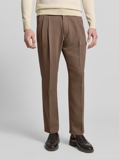 Männermodel trägt Straight Fit Stoffhose aus Lyocell-Mix Modell 'Leek' von Drykorn in Braun, Bügelfalten, Nahaufnahme Oberkörper.