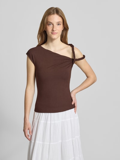 Kobiece modelka ma na sobie Top im One-Shoulder-Look Modell 'Fenna' od LeGer by Lena Gercke, brązowy, krój slim fit, mieszanka wiskozy i elastanu, długość pleców w rozmiarze 36: 48 cm, przód w pełnej sylwetce.