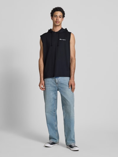 Männermodel trägt Hoodie mit Label-Stitching von CHAMPION, Reine Baumwolle, Regular-Fit, Kapuze mit Tunnelzug, Ganzkörperansicht von vorne.