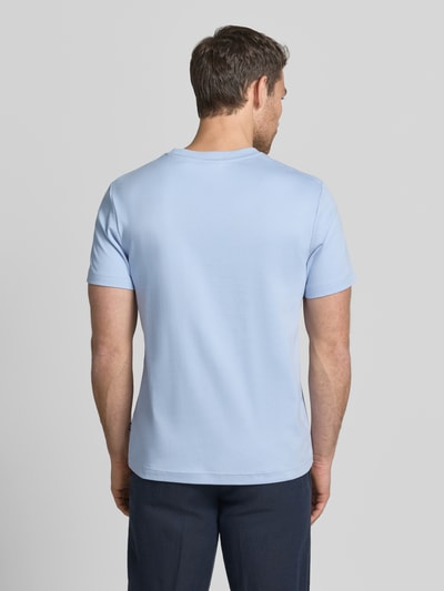 Männermodel trägt T-Shirt mit Logo-Stitching Modell 'Priamo' von JOOP! Collection in Hellblau, Reine Baumwolle, Gerader-Schnitt, Rückenlänge 69 cm, Ganzkörperansicht Rückansicht.