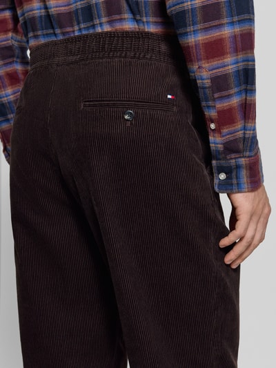 Männermodel trägt Straight Fit Cordhose aus reiner Baumwolle Modell 'DOVER' von Tommy Hilfiger, fein gerippte Struktur, Nahaufnahme Rückansicht. Herren Cordhose von Tommy Hilfiger
