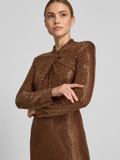Frauenmodel trägt Maxikleid mit Allover-Ziersteinbesatz von Self-Portrait in Braun-Gold mit Stehkragen, taillierter Passform, Nahaufnahme Oberkörper. Elastischer-Material-Mix, Schlüsselloch-Ausschnitt, Langärmelig, Taillenweite 34 cm, Brustweite 43 cm, Gesamtlänge 138 cm bei Größe 36.