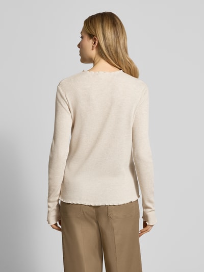 Kobiece model prezentuje Slim Fit Langarmshirt mit Viskose-Anteil od s.Oliver RED LABEL, kremowy kolor, prążkowany materiał, wzór gładki, krój slim fit, długi rękaw, zakończenia falbanką, widoczne label stitching, widok całej sylwetki od tyłu.