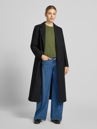 Modelka nosi zielony Slim Fit sweter z dzianiny Slim Fit Strickpullover aus reinem Kaschmir od Christian Berg Woman, kaszmir, taliowany krój, elastyczne wykończenia, długość tyłu w rozmiarze S: 54 cm, długość rękawów w rozmiarze S: 65 cm, widok całej sylwetki z przodu.