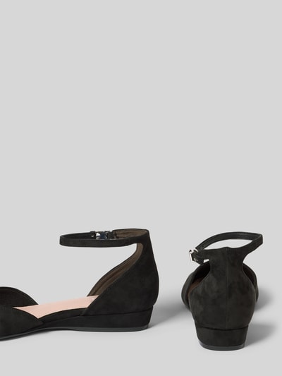 Produktfoto, Ballerina mit Keilabsatz von Ballerina in unifarbener Optik mit spitzer Schuhspitze, Dornschließe und strukturierter Sohle