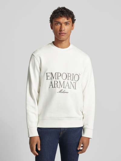 Männermodel trägt Sweatshirt mit Label-Stitching von Emporio Armani aus reiner Baumwolle, lockerer Schnitt, gerippte Abschlüsse, Rundhalsausschnitt, Weiß mit schlichter Textur; Ganzkörperansicht von vorne.
