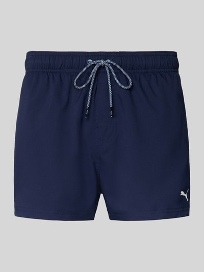 Produktfoto, dunkelblaue Badehose mit Seitentaschen und Klettverschlusstasche hinten von PUMA, elastischer Bund, Regular Fit, glatte Textur